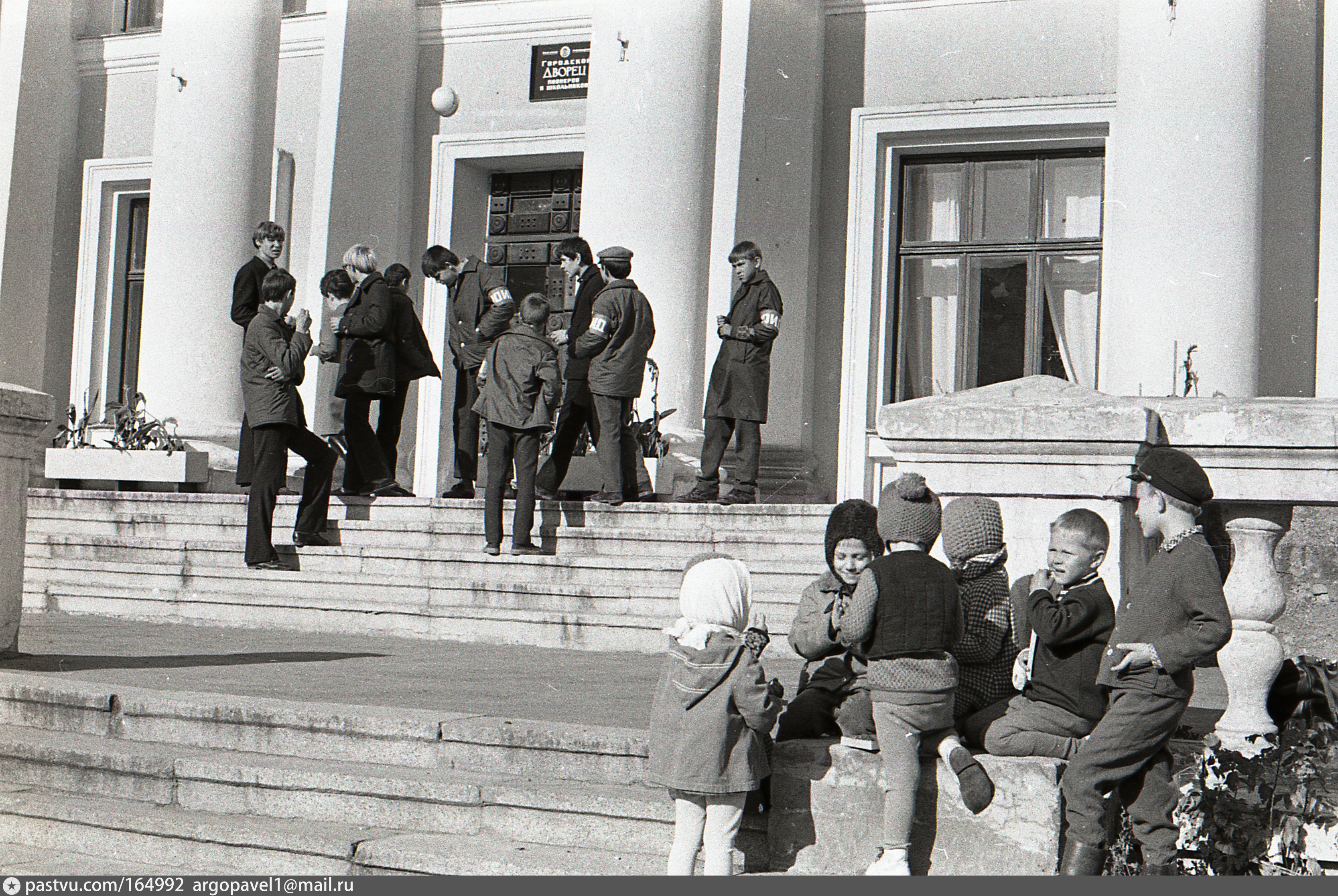 Пионер брянск. Дворец пионеров Барнаул 1964. Дворец пионеров Брянск. Гагарин дворец пионеров Баку. КЮМ Москва дворец пионеров.