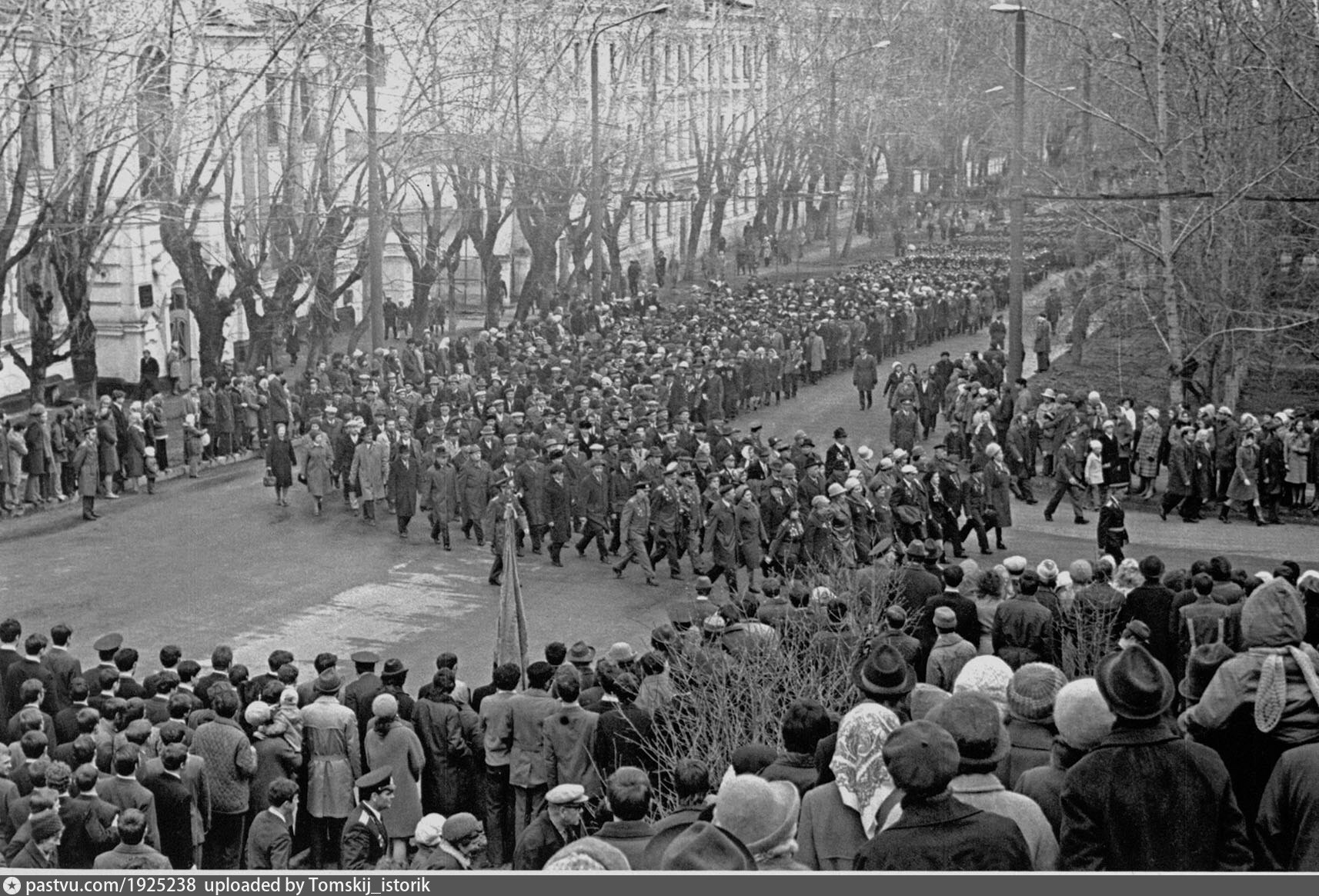 Колонна демонстрантов. Освобождение Краснодара 1943. 20 Yanvar.