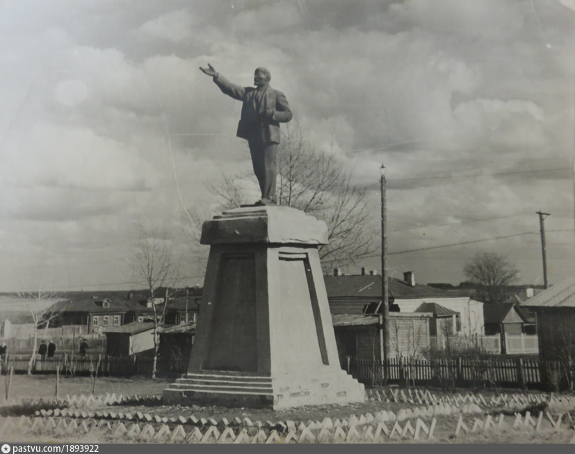 Дмитровский Погост памятник Ленину и