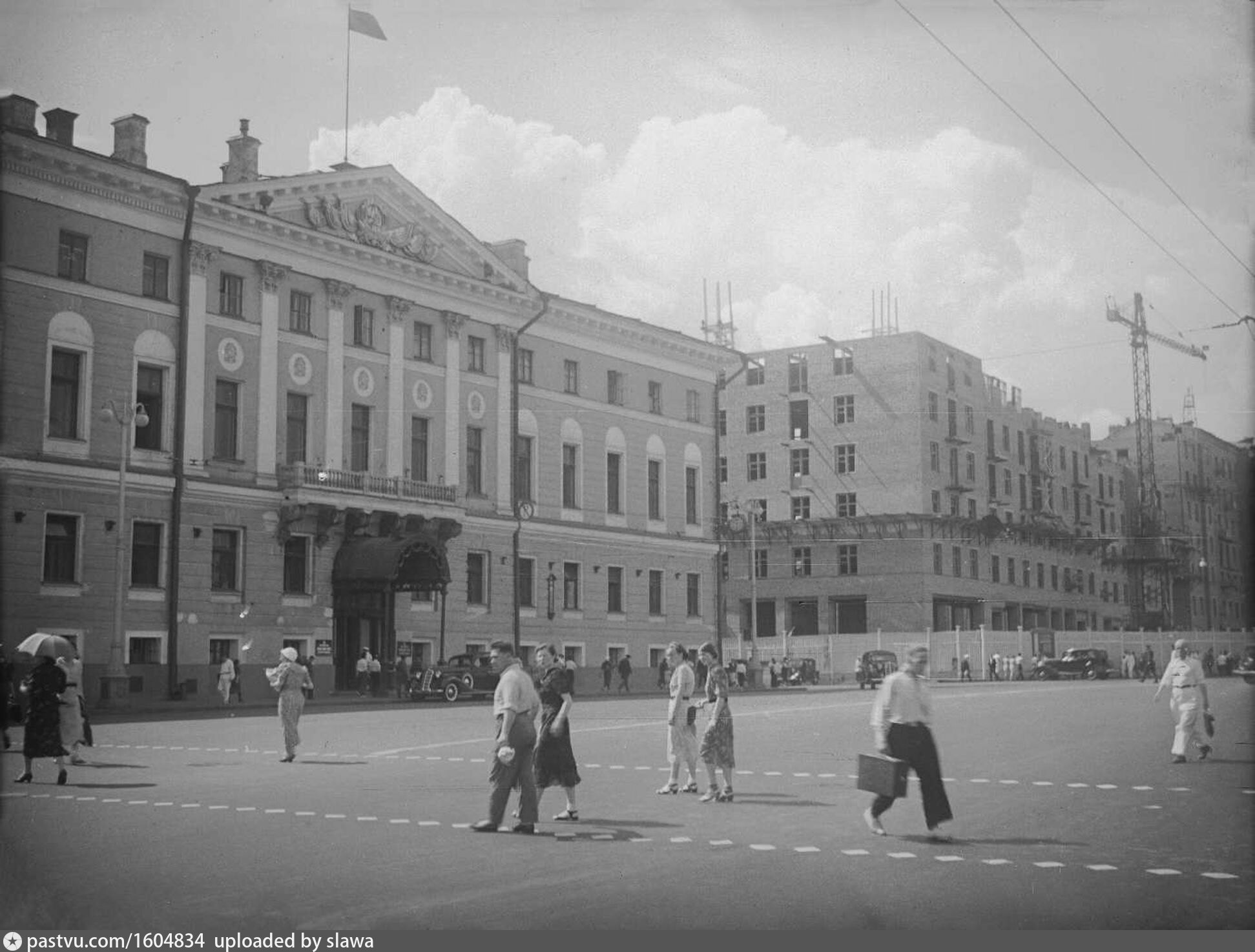 Перенесли здание. Перенос зданий в Москве на Тверской 1939. Здание Моссовета 1930. Передвигали дома в Москве на Тверской. Передвинули дом в Москве на Тверской.