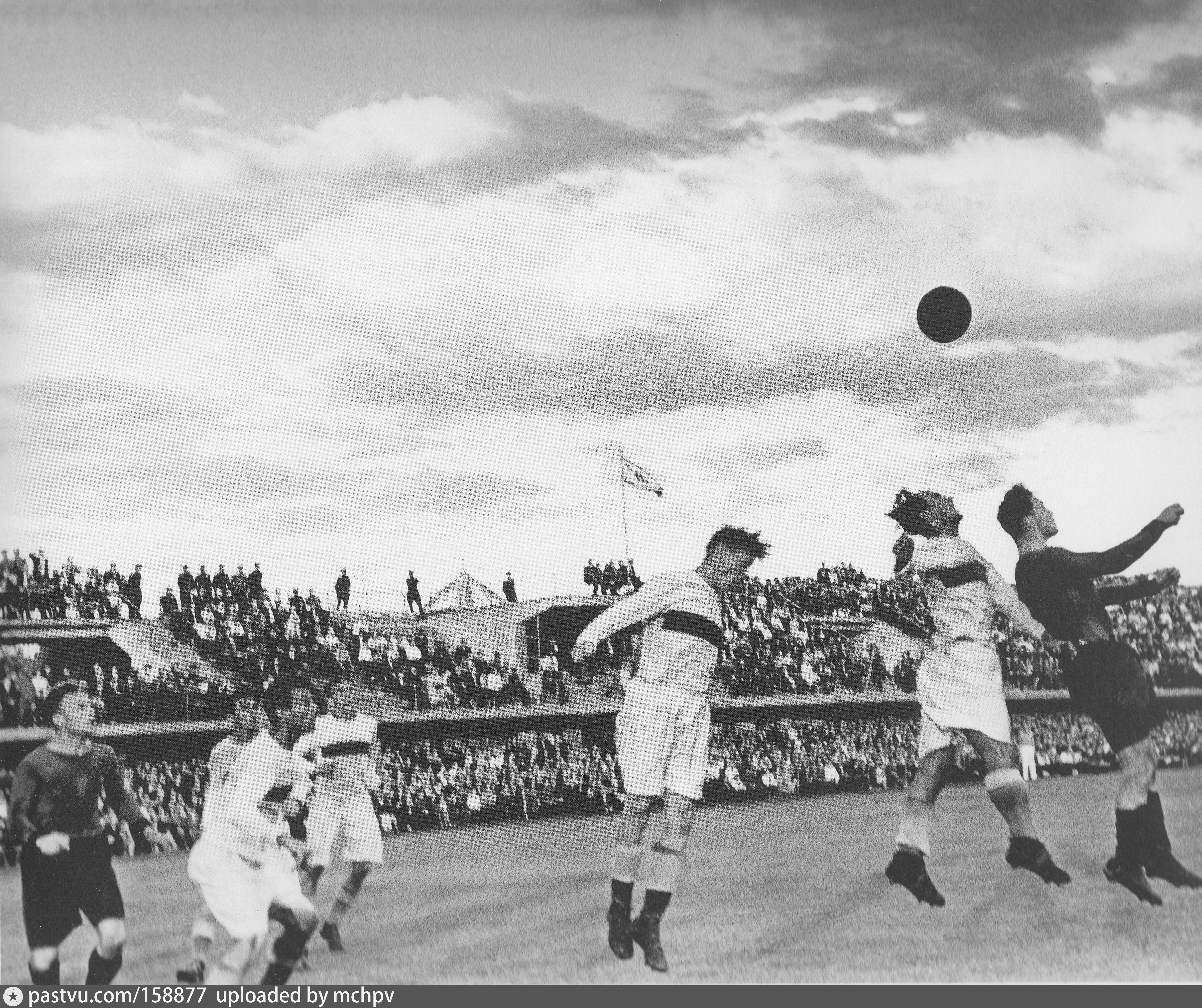 Спорт в блокадном ленинграде. Футбольный матч 1943 года в Сталинграде. 2 Мая, 1943 футбольный матч в Сталинграде. Спартак _Динамо Сталинград 1943. Стадион Динамо Сталинград 1943.