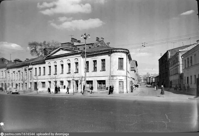 Фотография переулка.