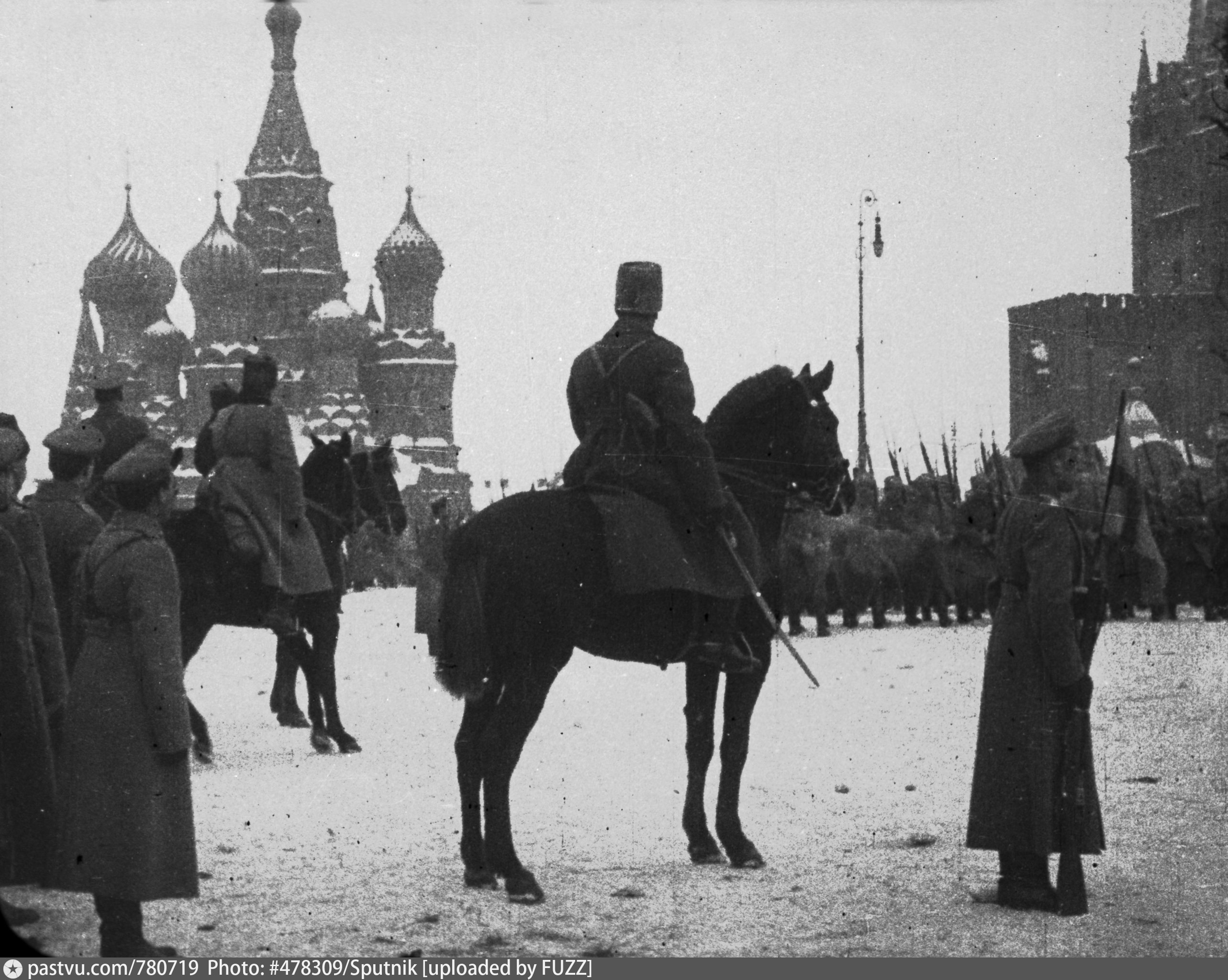 Москва после революции. Революция на красной площади 1917. Штурм Кремля 1917. Юнкера Кремль 1918.