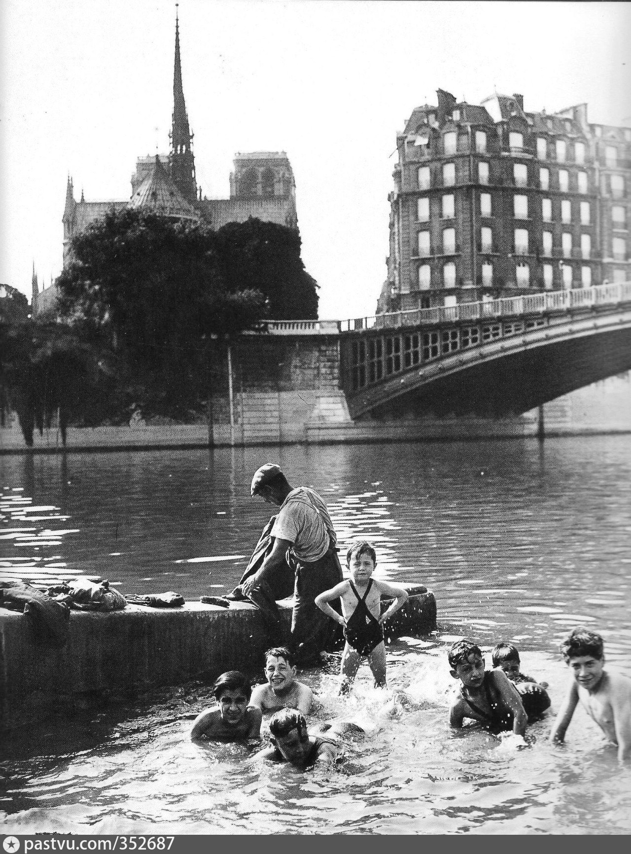 Мэр парижа купается в сене. Париж 1930-е. Париж 1930 год. Старинные фотографии Парижа. Париж 1930-е годы фото.