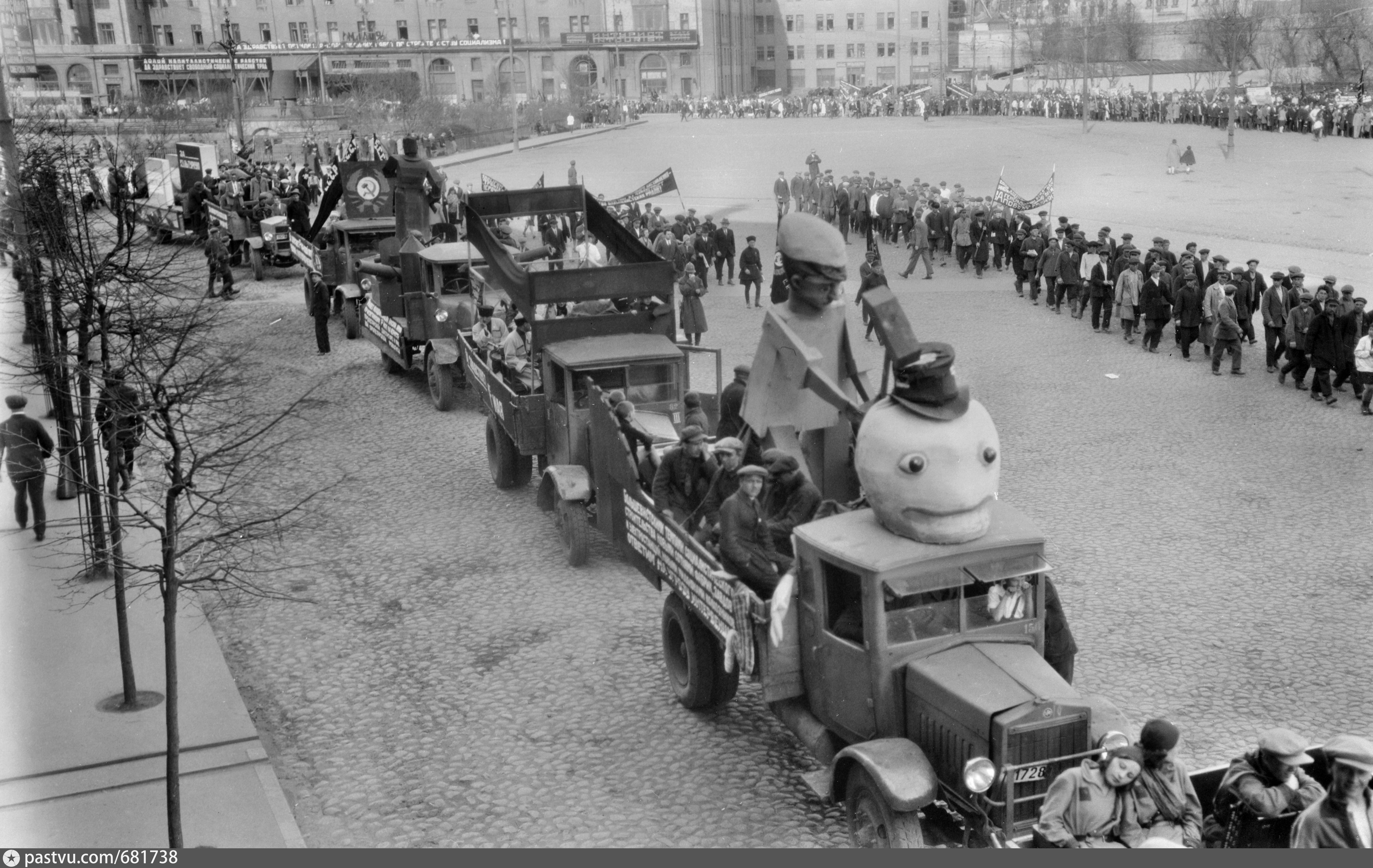 30 е июня. Первомайский парад 1931 года на красной площади. Парад 1 мая 1931. Парад 1931 года красная площадь. Парад надувных домов на красной площади Москва 1931.