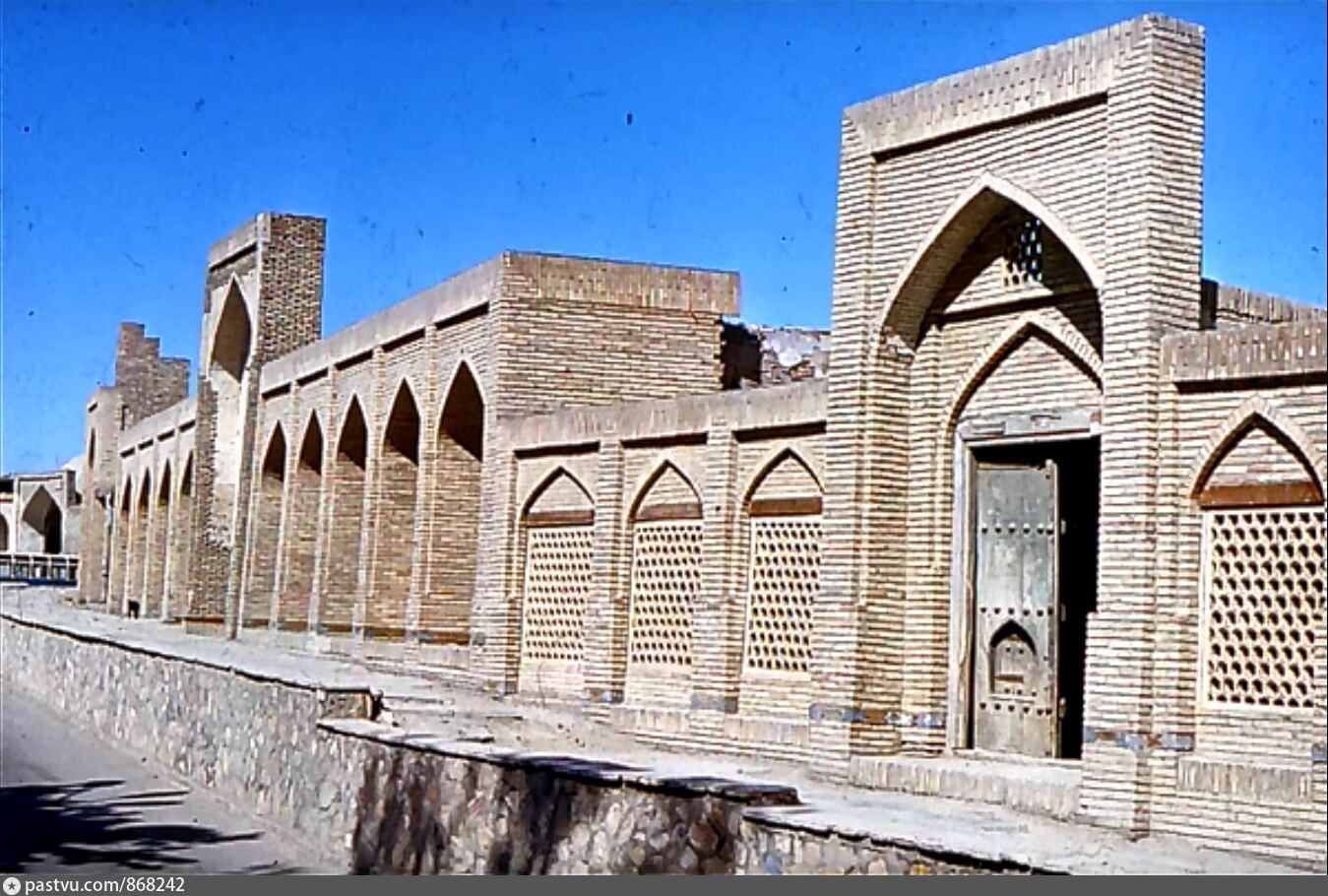 В каком году построили караван сарай