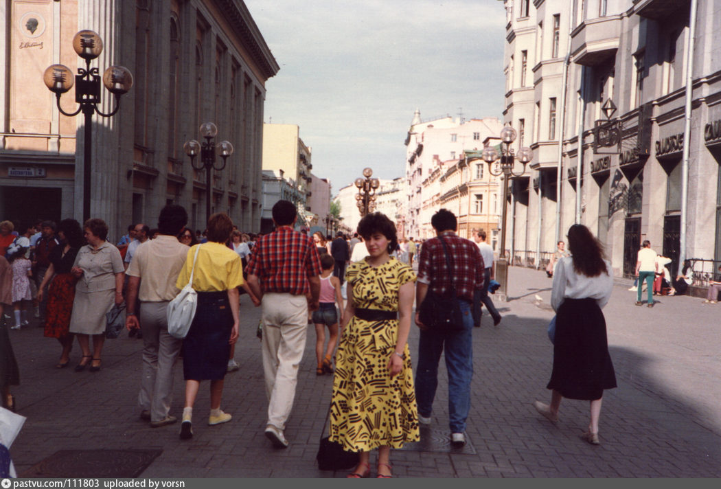 Арбат 26. Улица 1989. Арбат 26 старые фото. Радио на улице 1989. Люди с приемниками на улицах 1989.