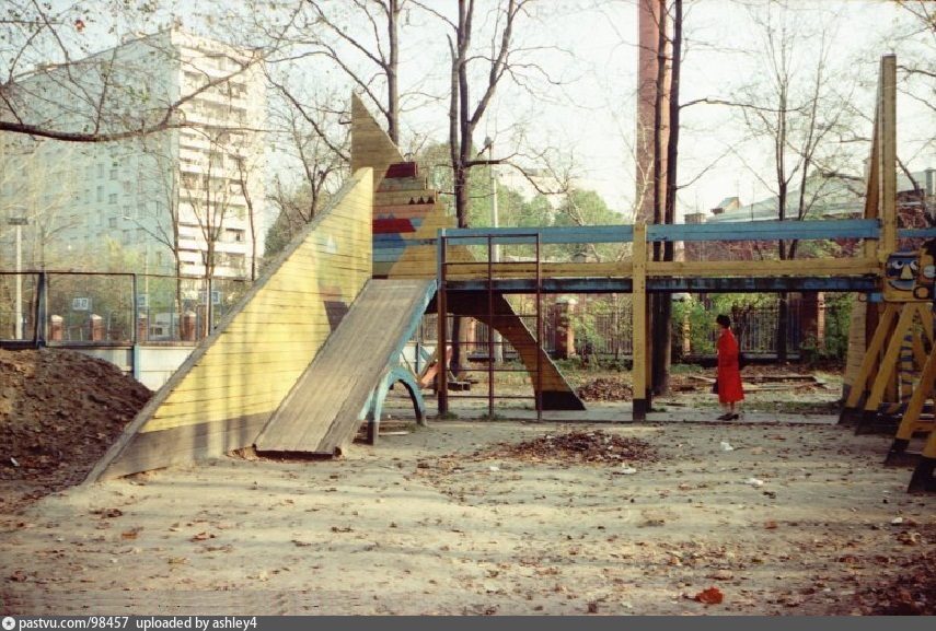 Детская площадка напротив дома 18 к.1 по Новоалексеевской улице