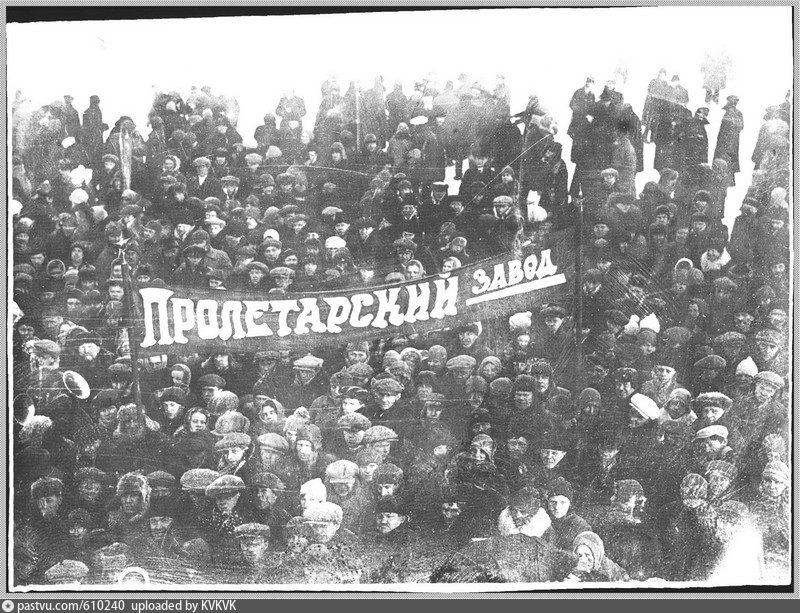 Жертвы 9 января санкт петербург что было. Митинг 1905. Могилы жертв кровавого воскресенья. Могилы жертв 5 января 1905. Питер захоронение Декабристов 1905 9 января фото.