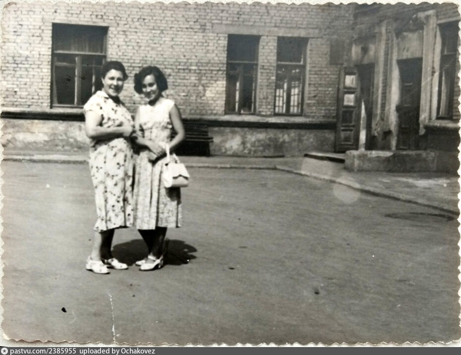 Во дворе дома по улице Мичурина (ныне Озерная),14