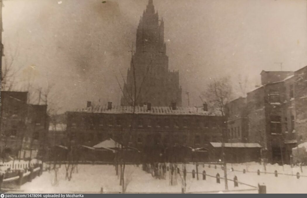 Двор родного дома. Смоленский бульвар, 22/14