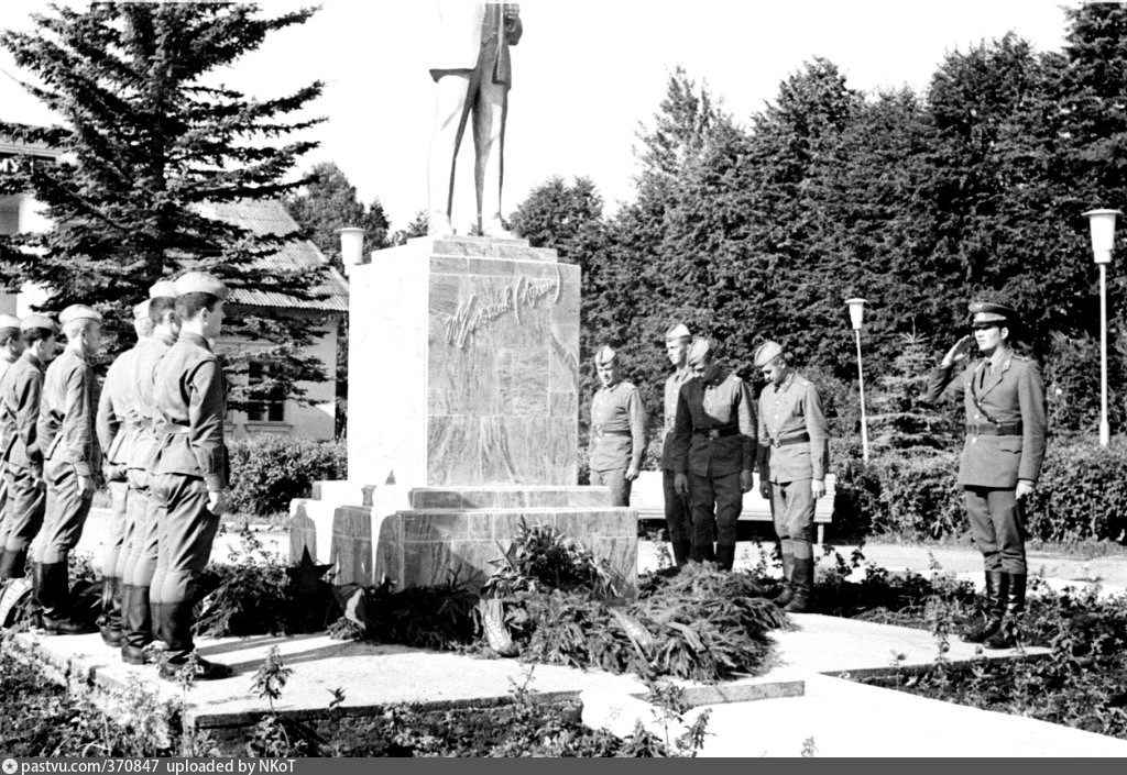 Можайск 10. Можайск памятник Ленину. Закрытый город Можайск-10. Возложение цветов pastvu. Памятник Ленину в Вознесенье Ленинградская область.