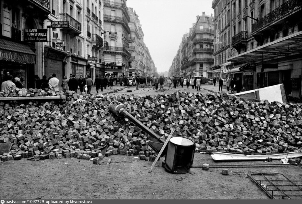 События произошедшие во франции. Студенческие волнения во Франции в 1968. 1968 Год Франция студенческие бунты. Франция 1968 баррикады. Париж май 1968.