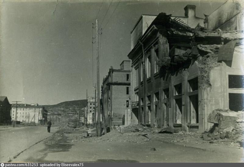 Разрушенный магазин. Мурманск до войны центр. Самое старое здание Мурманска. Мурманск разрушенный бомбардировками фашистов 1942 год. Разрушенные здания города Мурманск.