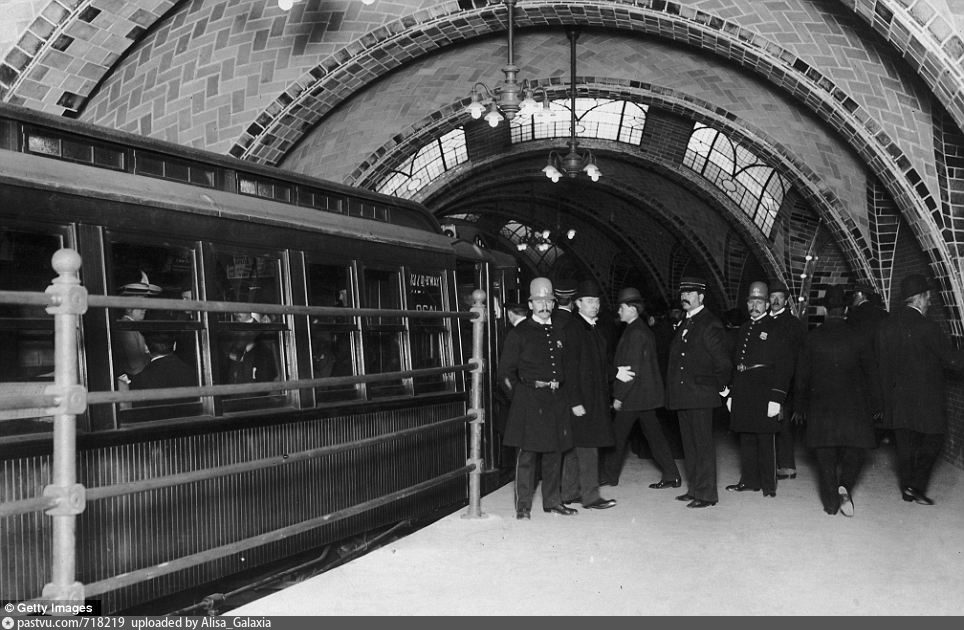 Первое метро. Метро Нью Йорка 1904. Первое метро в Нью Йорке 1868. Нью-йоркский метрополитен 1900. Первая линия метро 1900.