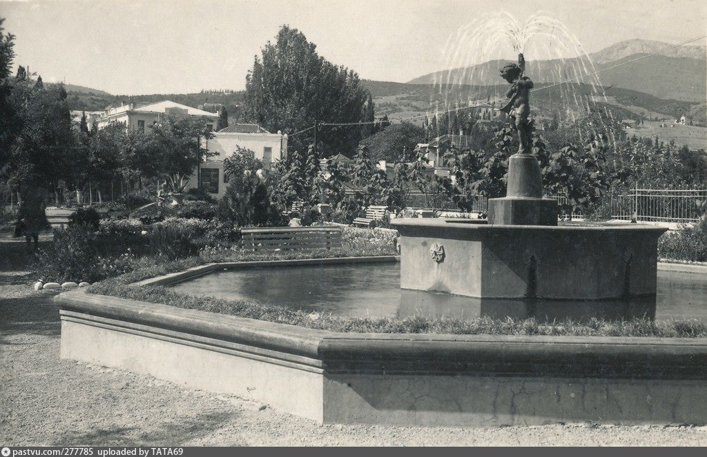 Веб камера ангарский. Набережная Алушты ретро. Алушта 1954 набережная. Фонтан в Алуште на набережной. Фонтан Эврика Алушта.