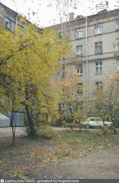 Двор дома № 7 по улице Ремизова