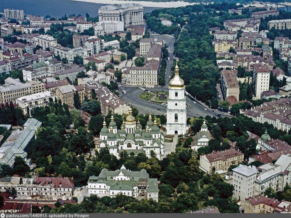 История киева. Киев старый город. Киев исторический центр. Киев панорама. Фото Софийского собора на площади Богдана Хмельницкого в Киеве.