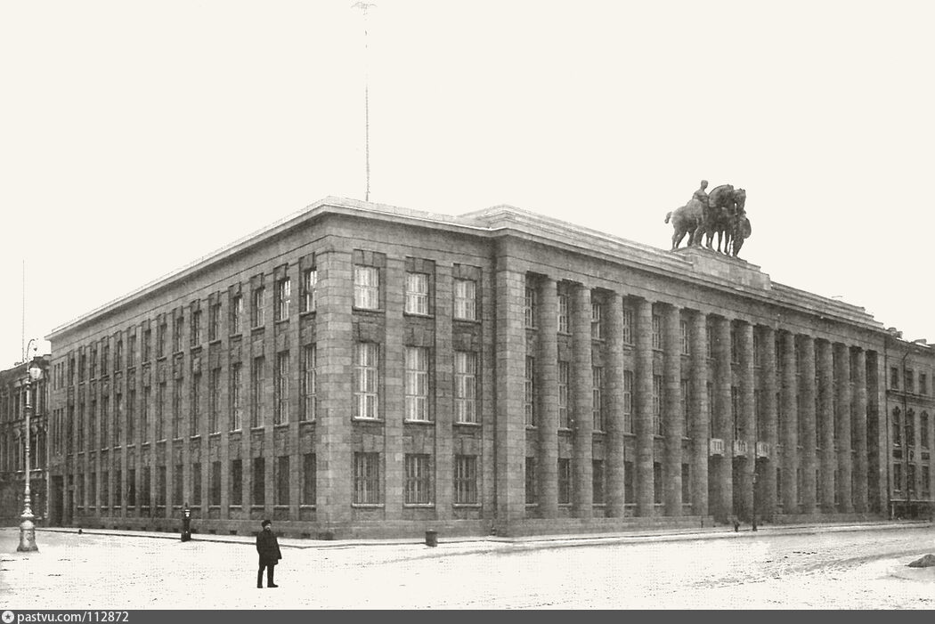 Немецкое посольство. Петер Беренс здание в Петербурге. Министерство юстиции СПБ здание. Здание Исаакиевская пл 11. Исаакиевская площадь 11 Министерство юстиции.