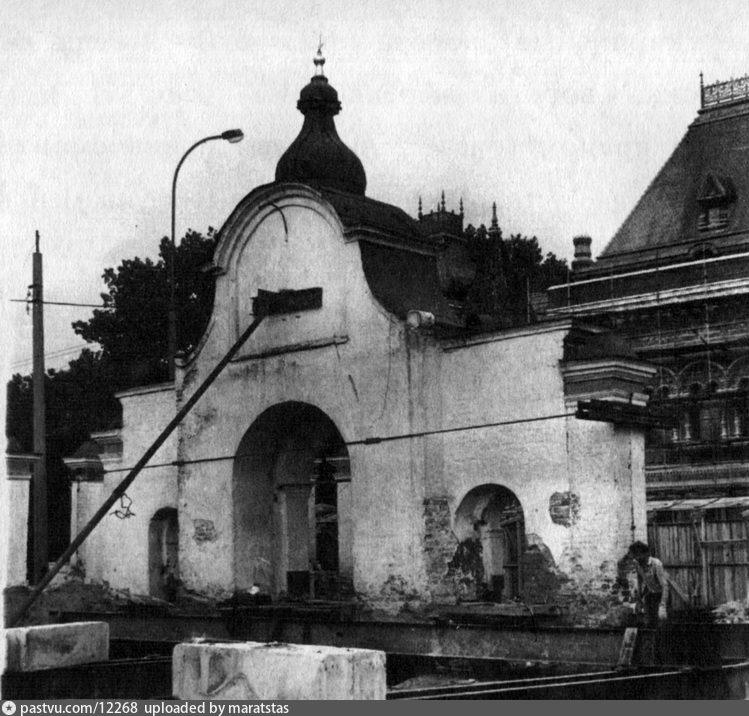 Передвижение ворот церкви Иоанна Воина