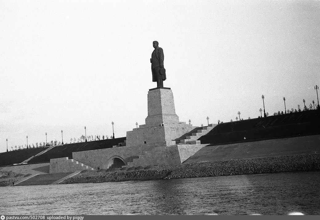 Памятники Сталину