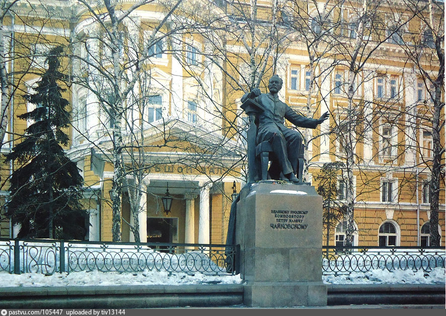 Фото памятника чайковскому в москве