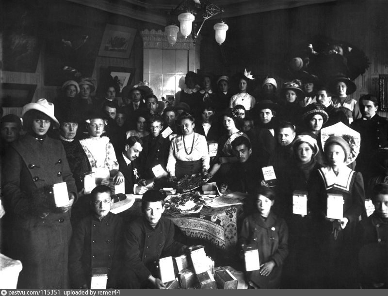 Появление первой организации. Благотворительность 20 век. Благотворительность 19 века. Общество организованной благотворительности. Русское женское взаимно-благотворительное общество.