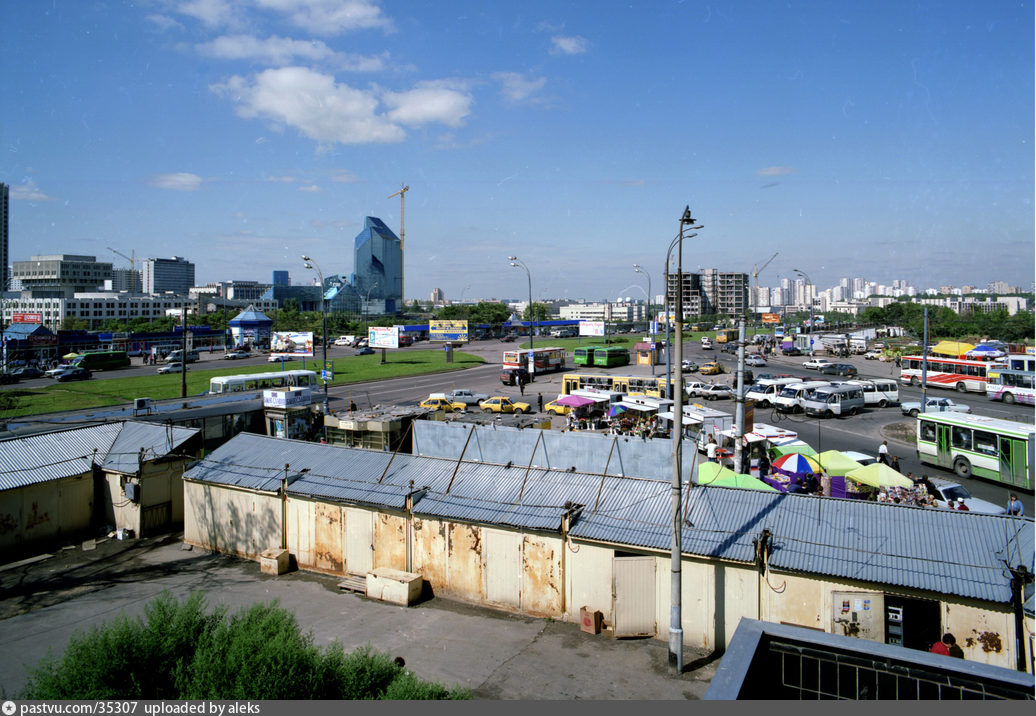 У станции метро \"Юго-Западная\"