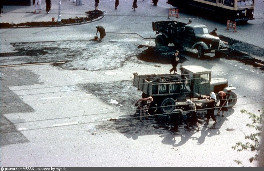 Дорога ссср. Укладка асфальта в СССР. Укладка асфальта 1960 год. Дороги в СССР 50 Е годы. Дорожные работы СССР.