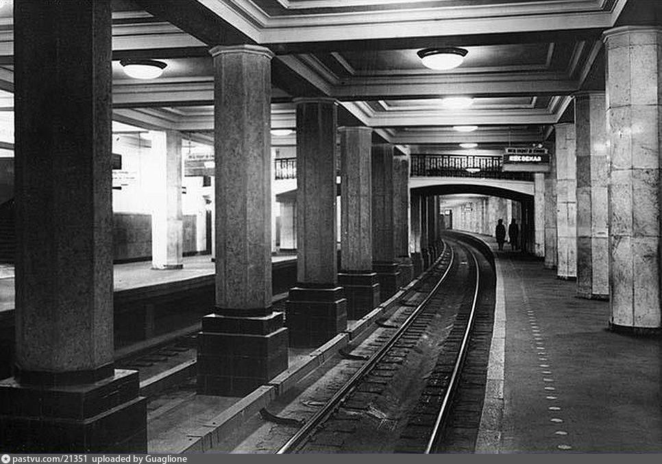 Метро александровская. Станция метро Александровский сад. Московский метрополитен станция Александровский сад. Станция метро Коминтерна 1935. Александровский сад станция метро Москва.