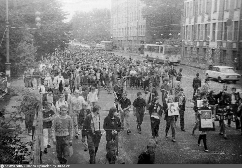 08 1990. 01. 08 1990. Баян-кол республика тыва. Похороны цоя виктора в 1990.