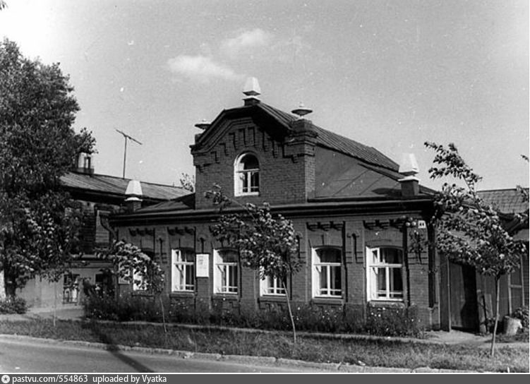 Памятник грину киров. Грина, володарского, 44. Грин в кирове. Дом музей киров. С.