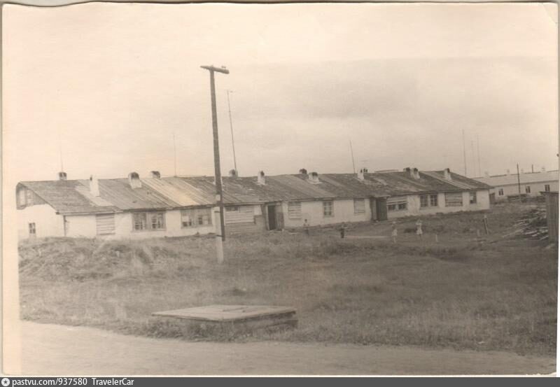 Бараки где находится. Сибирь бараки 1950. Барак Магнитогорск 1931. Бараки 1935. Баганур бараки.