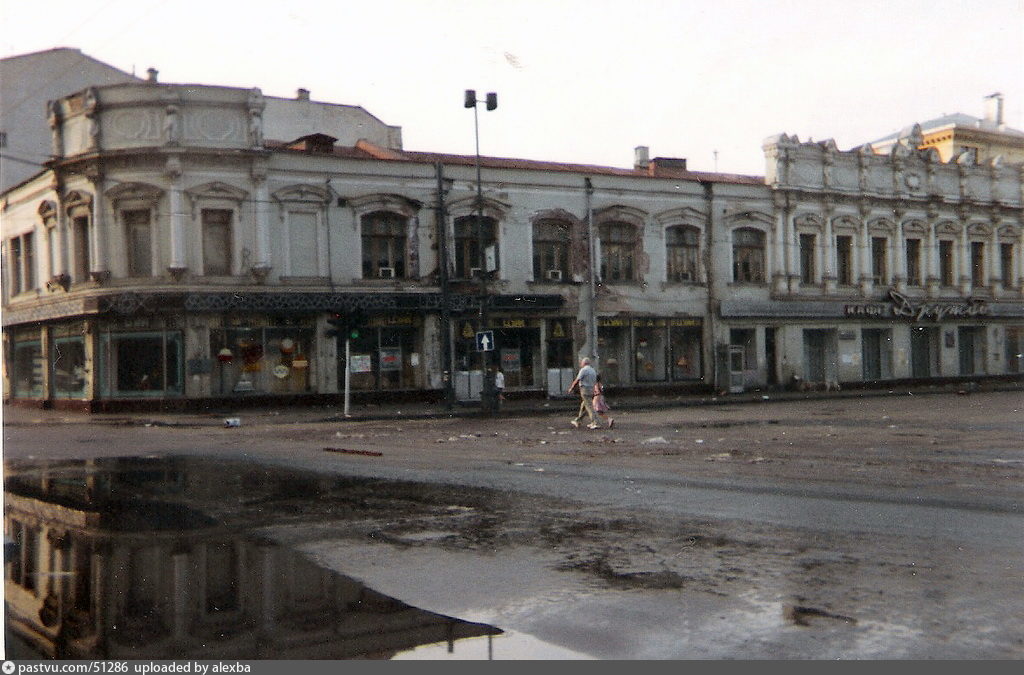 Фотографии 1992 года. Кузнецкий мост 1990е. Ул Кузнецкий мост в 90е. 90-Е Москва ул.Петровка. Улица Кузнецкий мост в 90-е.