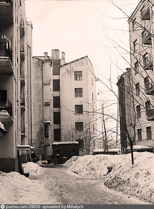 Двор дома № 9 по Б. Сергиевскому переулку