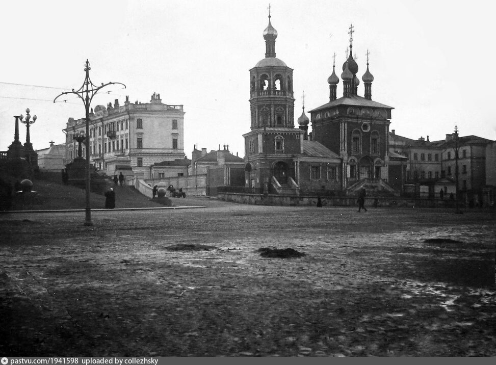 набережная старого города с церковью