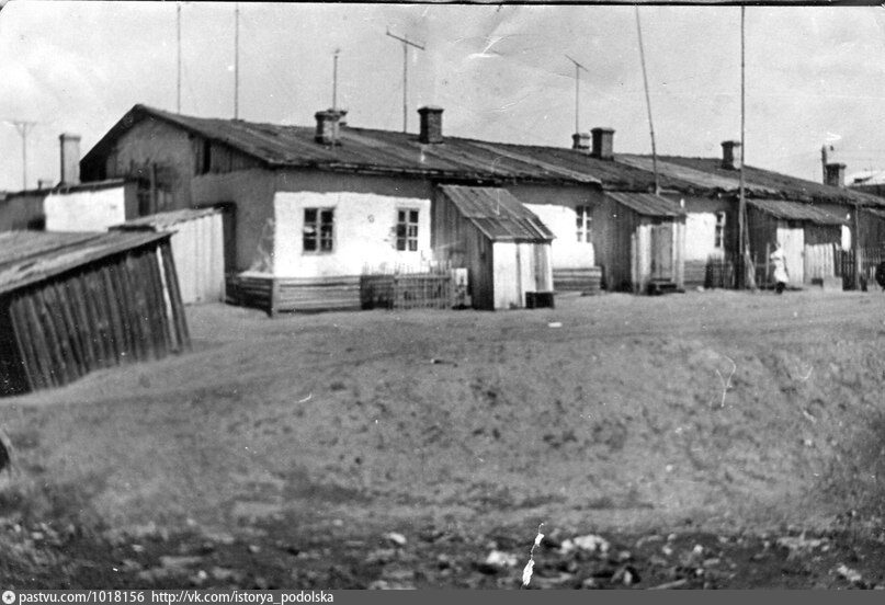 Поселок бараки. Барак Новосибирск 1965. Барак Новосибирск 1970. Бараки СССР деревня. Мурманск бараки.