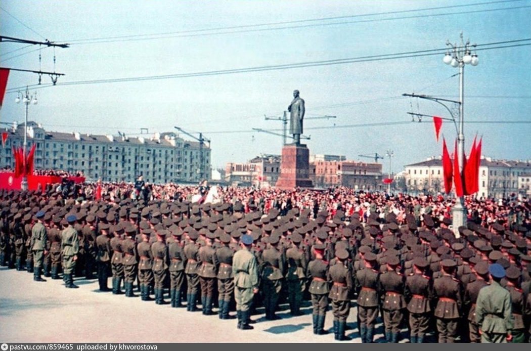 60 ровно. Памятник Сталину (Минск). Памятник Сталина в Минске. Минск 1950х. Сталинский СССР В цвете.