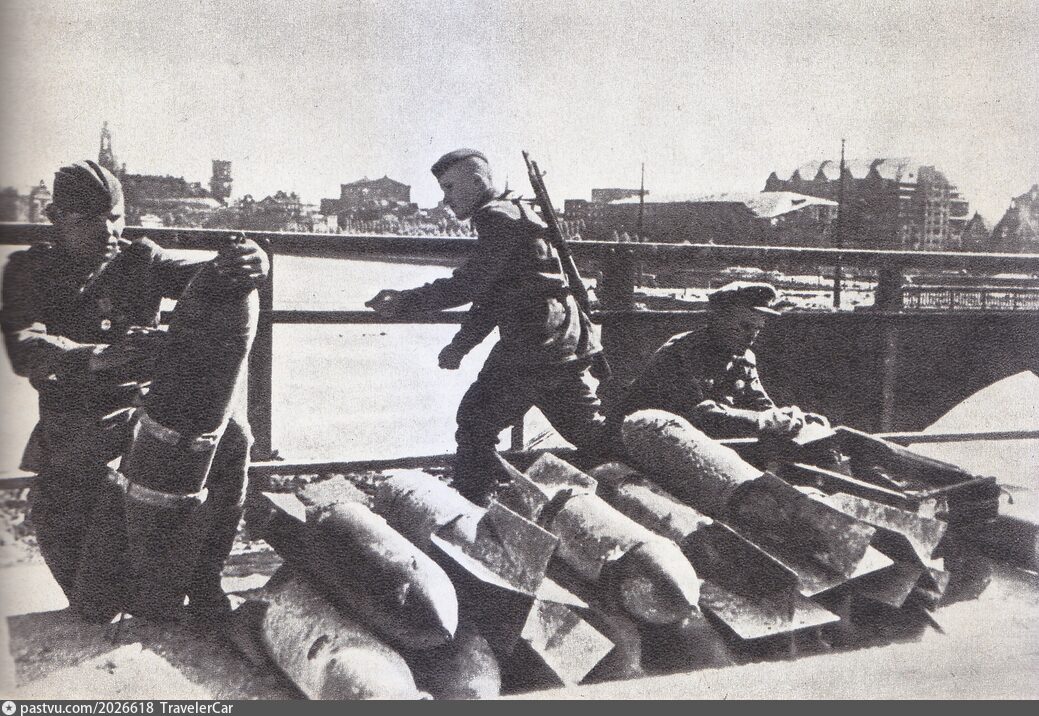 Soviet Zapper Soviet sappers clear the bridge over the Elbe