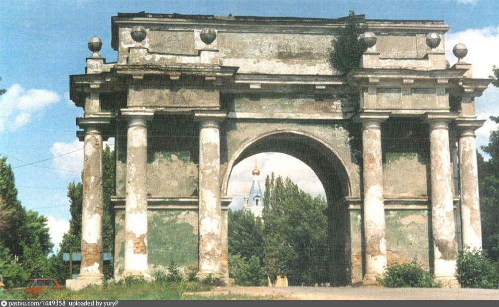 Фото поврежденного новочеркасска. Триумфальная арка Новочеркасск история. Северная Триумфальная арка Новочеркасск. Новочеркасск Триумфальная арка 19 век. Новочеркасск 70-е годы.