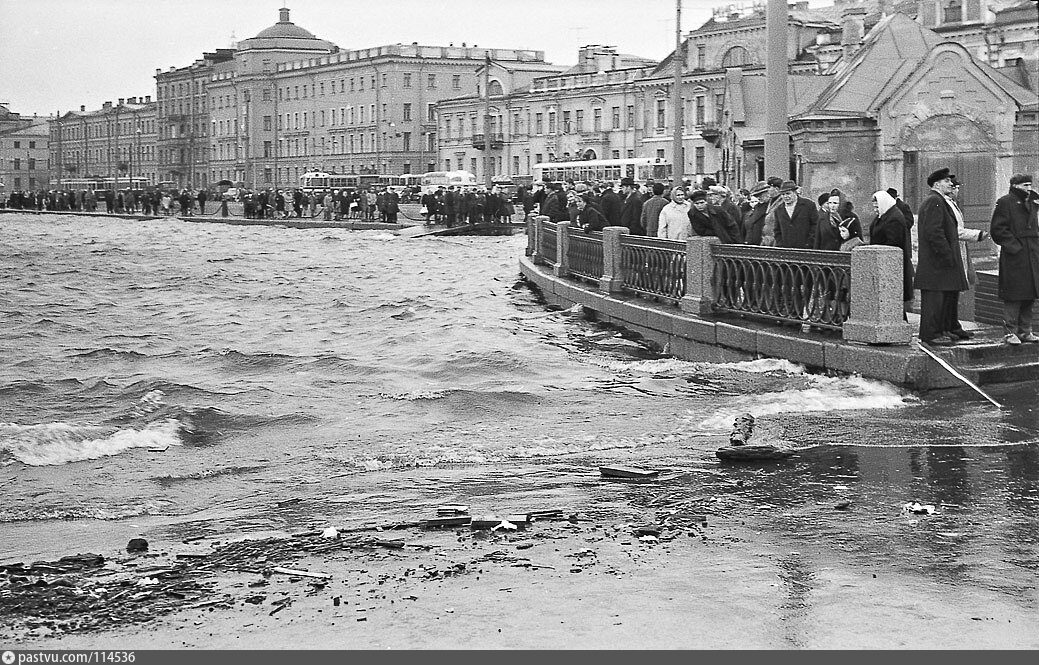 Ленинград много городов. Наводнение в Ленинграде 1967. Мост лейтенанта Шмидта в Ленинграде. Наводнение в Санкт-Петербурге 1967 года. Наводнение в Петербурге 1967 года.