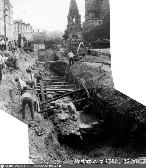 Машина под землей. Раскопки цокольных этажей. Алевизов ров московского кремля. Закопанные реки. Закопанные реки.