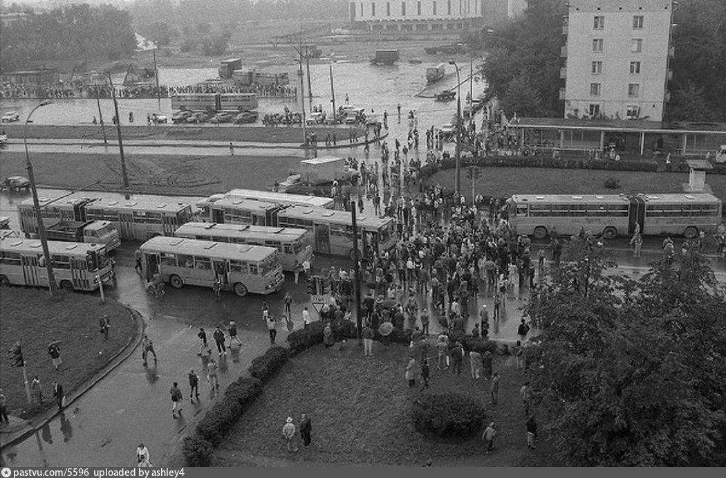 Площадь рядом со станцией метро Кузьминки