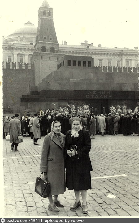 Сталина вынесли из мавзолея год. Мавзолей Ленина 1961. Вынос Сталина из мавзолея 1961. Фото Сталина в мавзолей в Москве. Мавзолей Ленин Сталин старое.