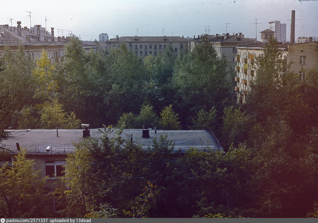 Сиреневый бульвар, двор дома 28