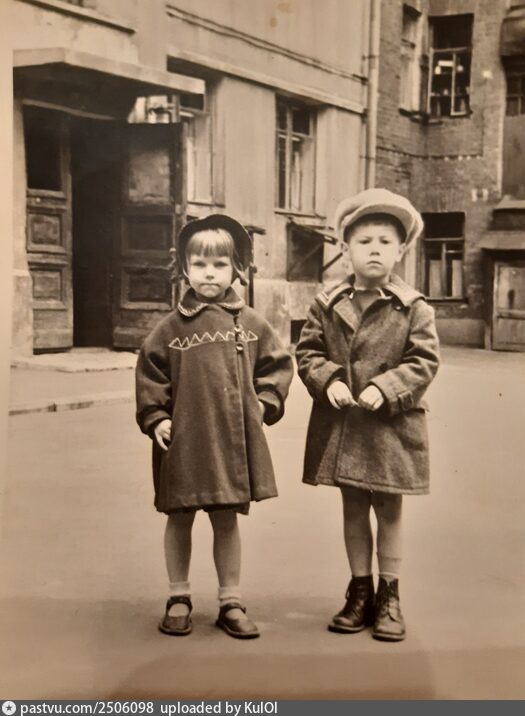 Улица Конюшковская, 30. Во дворе дома