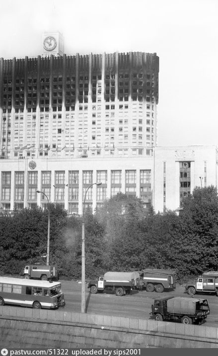 Дом октябрь. Белый дом в Москве 1993. Штурм белого дома 1993. Москва 93 год белый дом. Обстрел белого дома в Москве 1991.