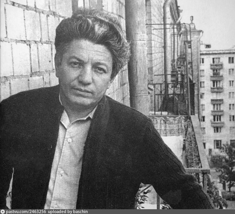 Улица Черняховского, 4. Владимир Войнович на балконе своей квартиры