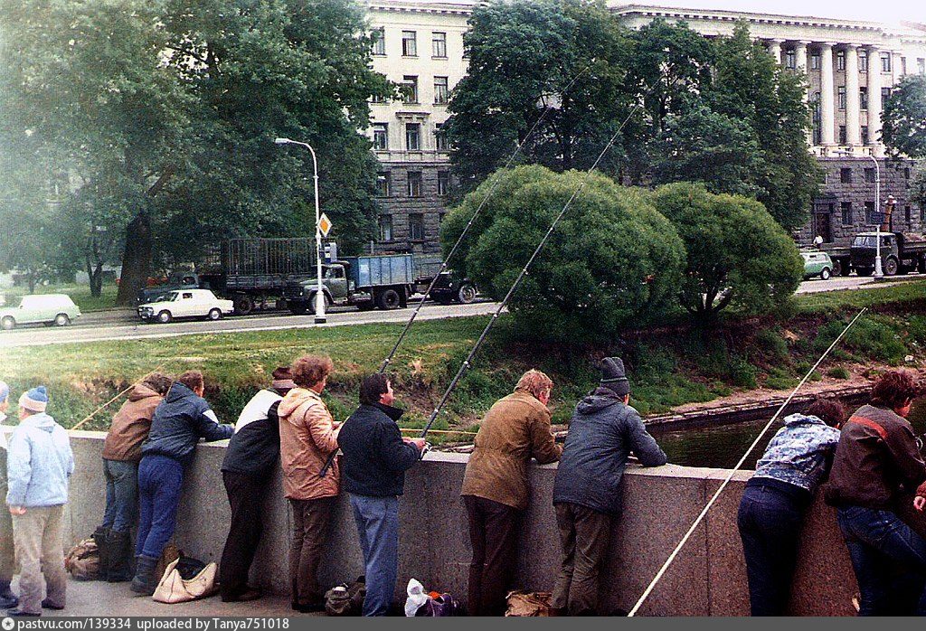 Ленинград 1988. Проспект Смирнова Ленинград. Рыболов 1988г. 1988г Россия фото людей на улицах. Мостовой 1988.