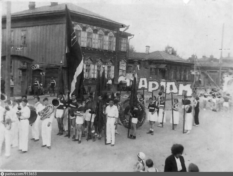 Декабрьские события иркутск. Улица Декабрьских событий 1920. Улицы Шаховской 1945. Старые фото большой декабрьской улицы. Улица Декабрьских событий 65 фото из архива.